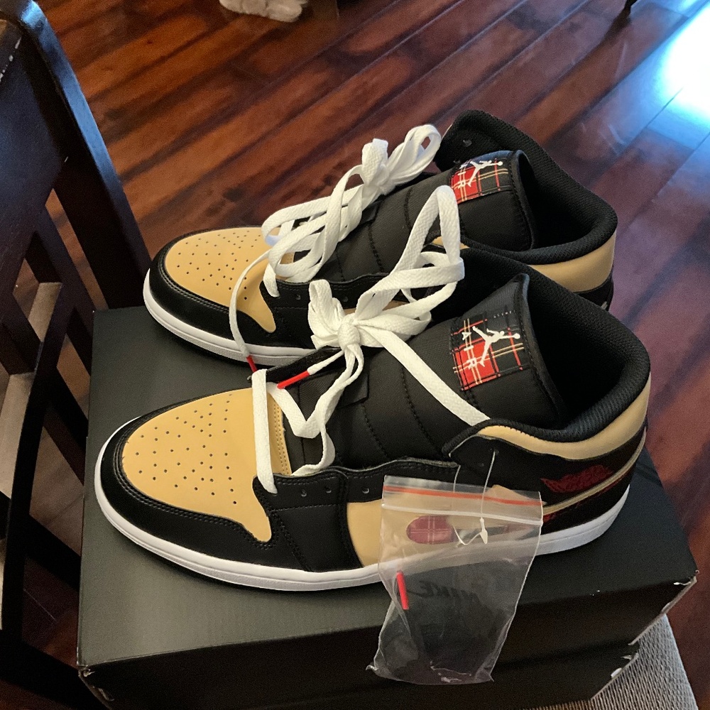 NIKE - AIR JORDAN 1 MID SE - SESAME - CHRISTMAS - MENS 10.5